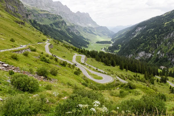 El camino a Klausen pasa por los Alpes suizos — Foto de Stock