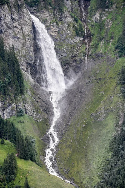 İsviçre Alpleri'nde Klausen pass yakınındaki dağ manzara