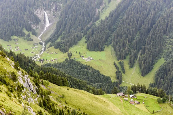 Paisagem alpina perto do passo Klausen nos Alpes Suíços — Fotografia de Stock