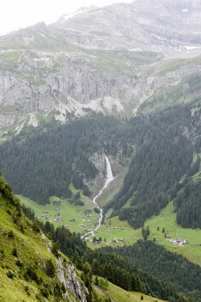 Paisagem alpina perto do passo Klausen nos Alpes Suíços — Fotografia de Stock