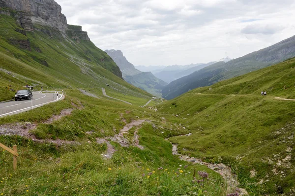 El camino a Klausen pasa por los Alpes suizos — Foto de Stock
