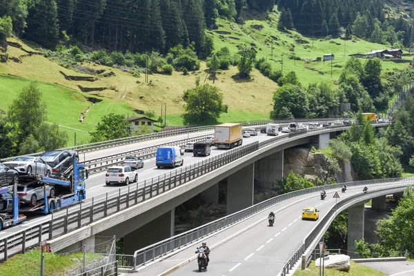 Vehículos esperando en fila para entrar en el túnel de Gotthard — Foto de Stock