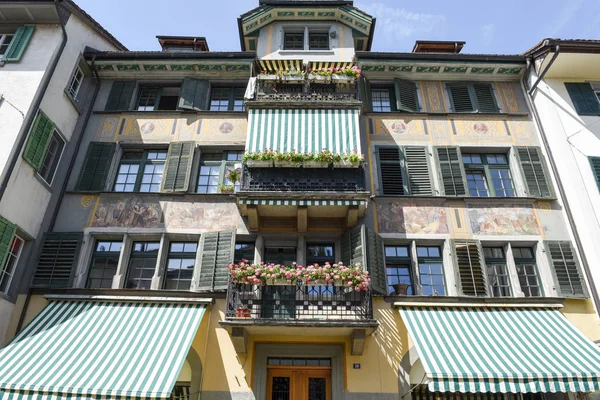 Dům s obrazy v Rapperswil ve Švýcarsku — Stock fotografie