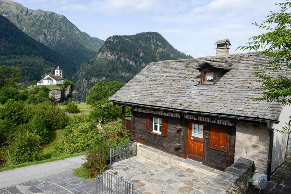 Den byn av Calonico på Leventina dalen i Schweiz — Stockfoto