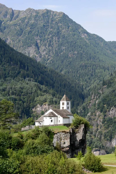 San Martino kerk in Calonico op Leventina vallei — Stockfoto