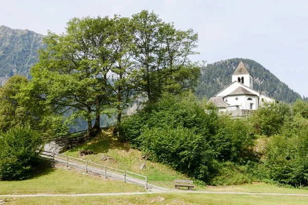 San Martino kyrkan i Calonico på Leventina dalen — Stockfoto