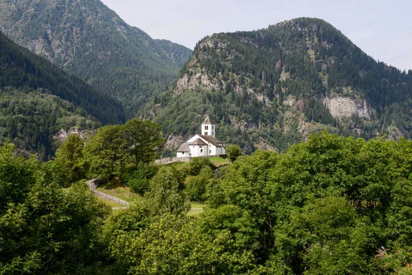 Kostel San Martino v Calonico v údolí Leventina — Stock fotografie