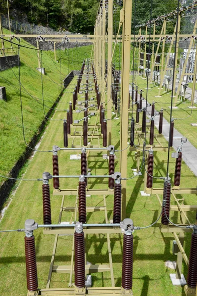 Kraftwerk zur Stromerzeugung aus einem Wasserkraftwerk — Stockfoto