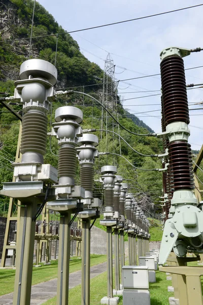 Elektrik santrali elektrik bir hidroelektrik tesisleri yapma — Stok fotoğraf