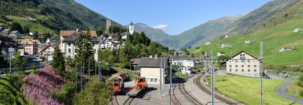 Il villaggio di Hospental sulle Alpi svizzere — Foto Stock