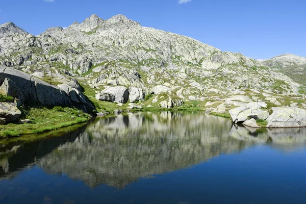 Berglandschap van Gotthard doorgeven — Stockfoto