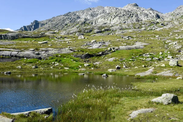 ゴッタルドの山の風景を渡す — ストック写真