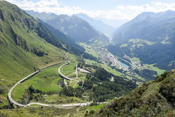 Valle Leventina desde el camino hacia el paso de Gotthard — Foto de Stock
