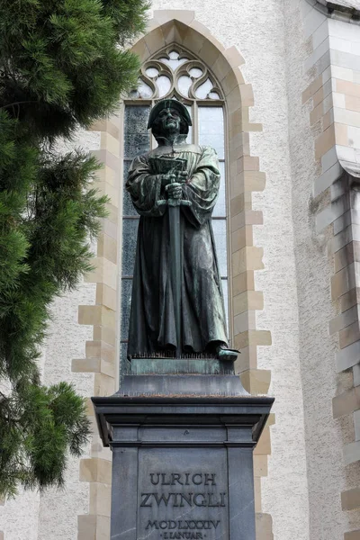 Het monument van Urlich Zwingli in het centrum van Zuric — Stockfoto