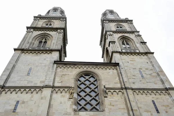 La cattedrale di Grossmunster nel centro storico di Zurigo — Foto Stock