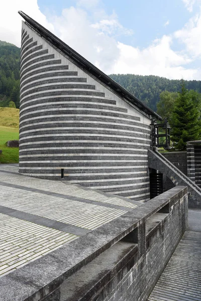 Kyrkan av berömda arkitekten Mario Botta på Mogno, Schweiz — Stockfoto