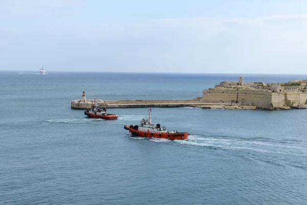 Круїзне судно, вводячи порту Ла Валетта на Мальті — стокове фото