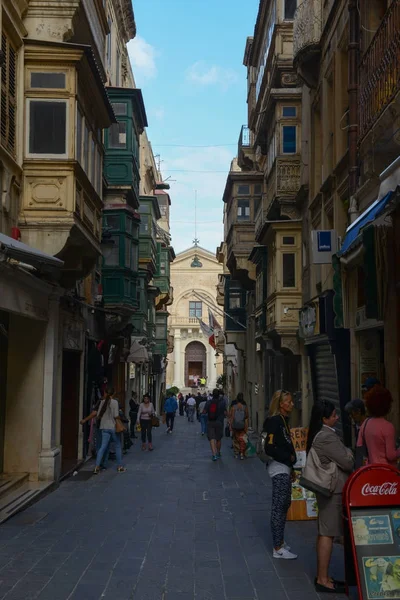 Mensen lopen in het voetgangersgebied van Valletta op Malta — Stockfoto