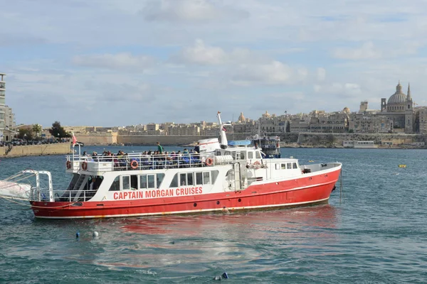 Personnes sur le ferry menant à La Valette sur Malte — Photo