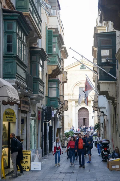 Mensen lopen in het voetgangersgebied van Valletta op Malta — Stockfoto