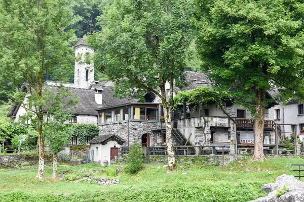 Venkovské obce vesnici Foroglio na Bavona údolí, Švýcarsko — Stock fotografie