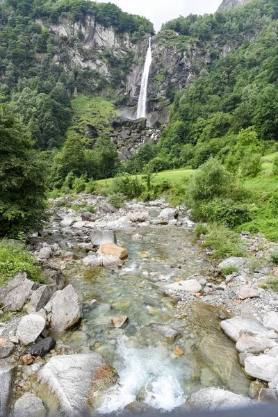 Waterval van Foroglio in Bavona vallei op Zwitserland — Stockfoto
