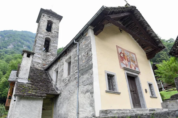 La iglesia rural de Foroglio en el valle de Bavona, Suiza — Foto de Stock