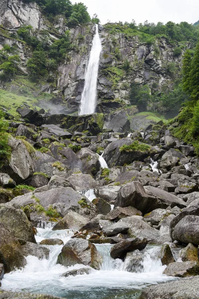 Wodospad Foroglio w dolinie Bavona w Szwajcarii — Zdjęcie stockowe