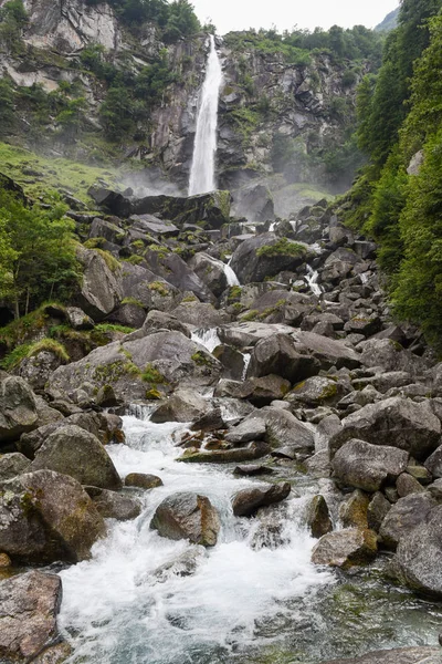 Cachoeira de Foroglio no vale de Bavona, na Suíça — Fotografia de Stock