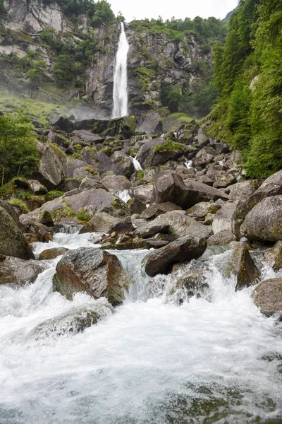 Водоспад Foroglio в Bavona долині на Швейцарії — стокове фото