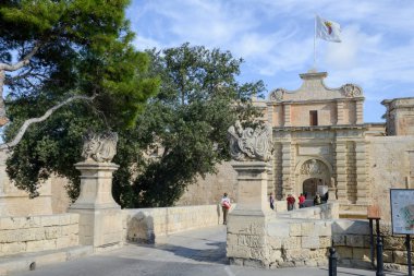 Giriş köprü ve Mdina, müstahkem bir ortaçağ şehir kapısına 