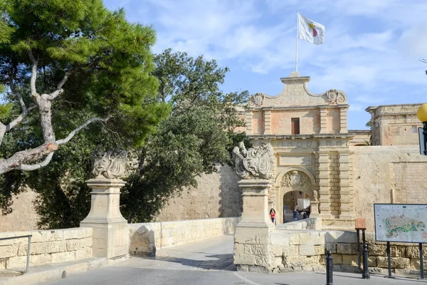 Puente de entrada y puerta a Mdina, una ciudad medieval fortificada en — Foto de Stock