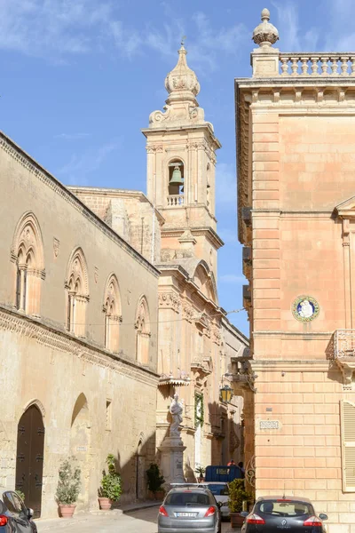 El centro de Mdina, una ciudad medieval fortificada en Malta . — Foto de Stock