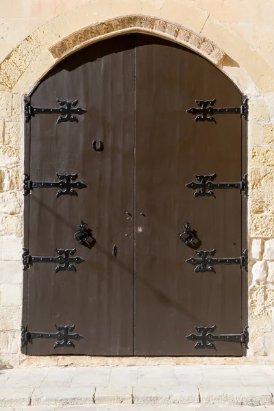 Vecchia porta in legno a Mdina — Foto Stock