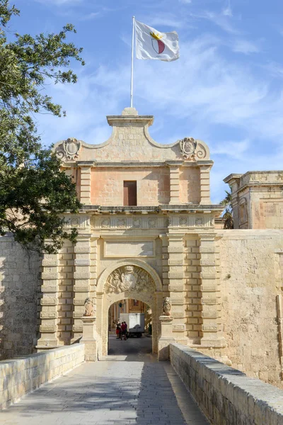 Pont d'entrée et porte de Mdina, une ville médiévale fortifiée sur — Photo