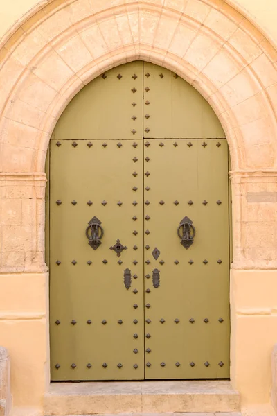 Porta de madeira velha em Mdina — Fotografia de Stock