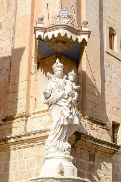 Estatua de María y Jesús fuera de la Iglesia de la Anunciación de — Foto de Stock