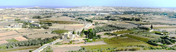 Панорамний вид на навколишні поля з міста місті Mdina — стокове фото