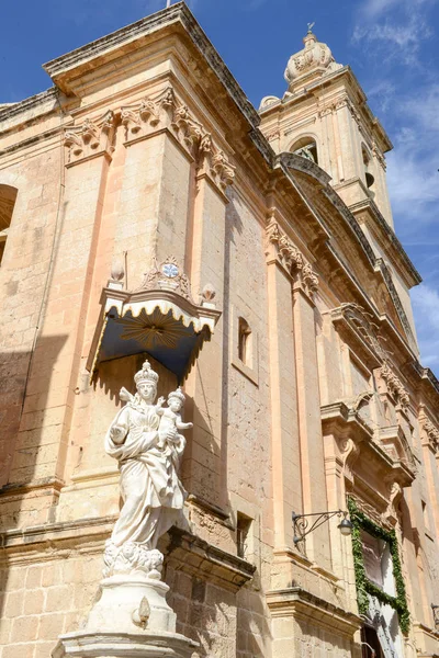 Mary and Jesus statue outside the Church of the Annunciation of — Stock Photo, Image