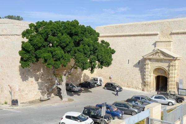 Porta de entrada para Mdina, uma cidade medieval fortificada em Malta . — Fotografia de Stock
