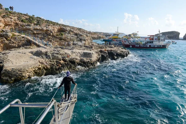 観光船がマルタ コミノ島に着陸します。 — ストック写真