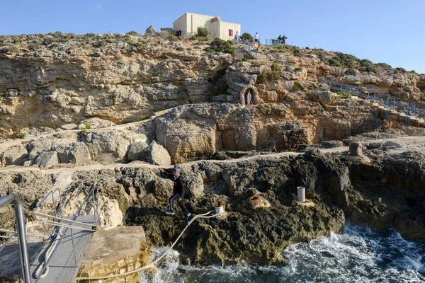 Tourist boat is landing at the island of Comino, Malta — Stock Photo, Image