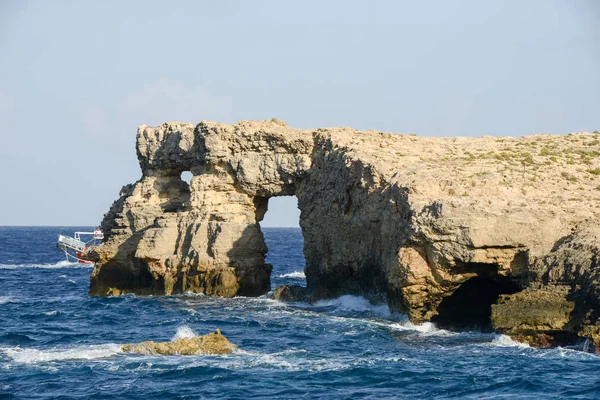 マルタ コミノ島で自然な弧 — ストック写真