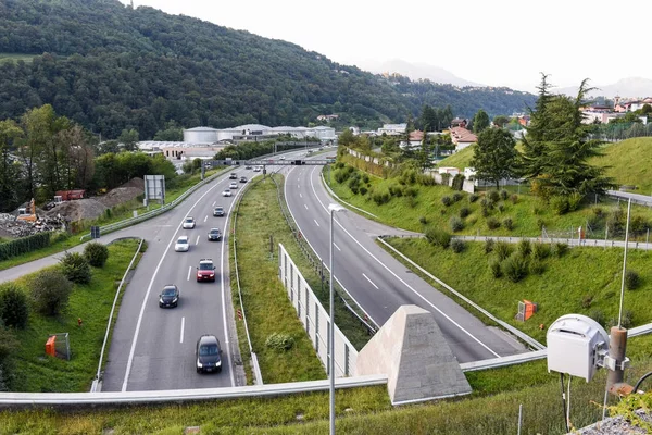 La autopista de Lugano en la parte italiana de Suiza — Foto de Stock