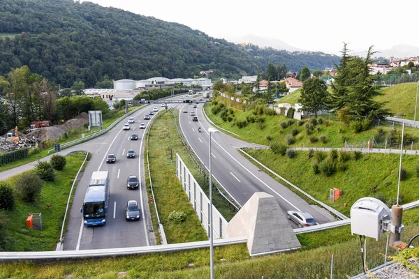 La autopista de Lugano en la parte italiana de Suiza — Foto de Stock