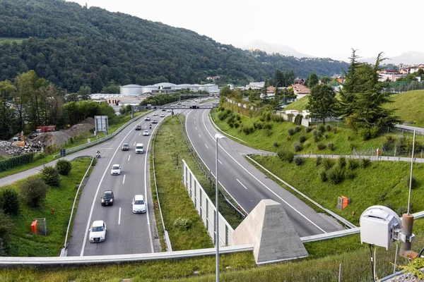 La autopista de Lugano en la parte italiana de Suiza — Foto de Stock