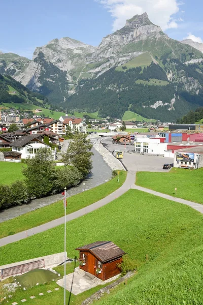 A aldeia de Engelberg nos Alpes Suíços — Fotografia de Stock