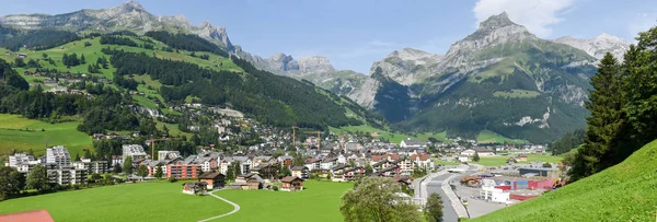 Das dorf engelberg auf den schweizer alpen — Stockfoto