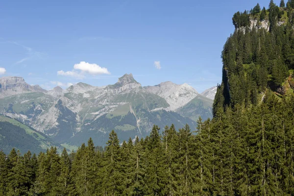 Landelijke uitzicht over Engelberg op Zwitserland — Stockfoto