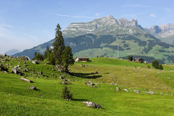 Vista rural sobre Engelberg na Suíça — Fotografia de Stock